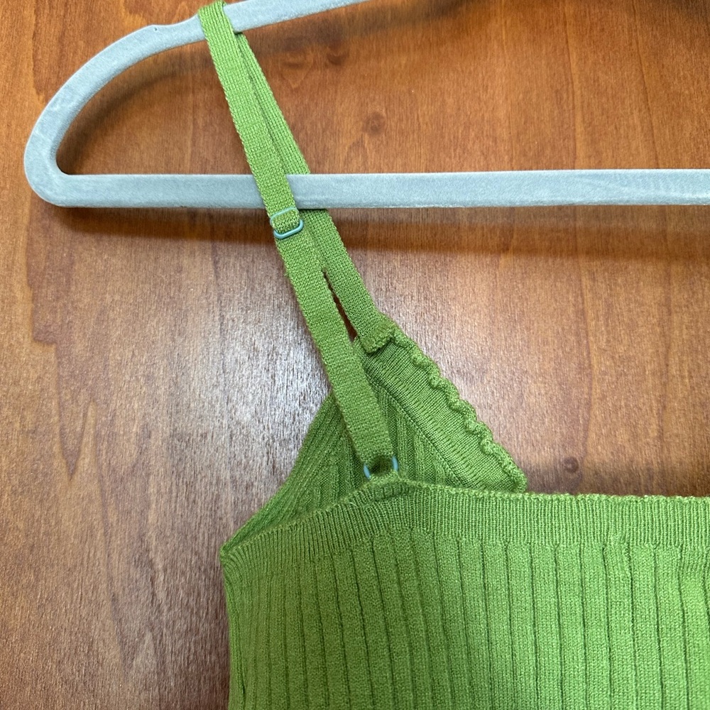 Green Ribbed V‑Neck Button Tank Top - Picture 4 of 4